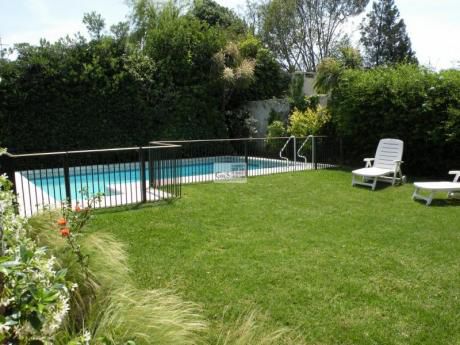 Venta De Casa En Carrasco De 3 Dormitorios Y Servicio Próxima Al Woodlands