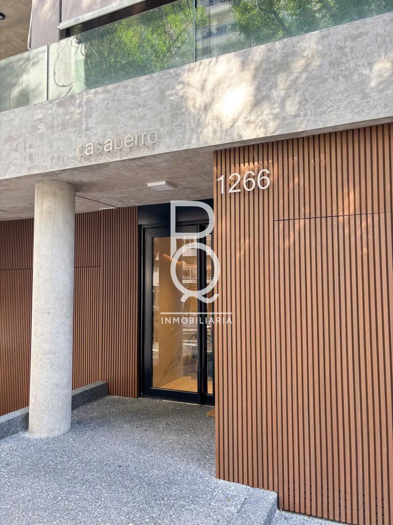 Apartamento en Pocitos con patio, parrillero y garaje fijo