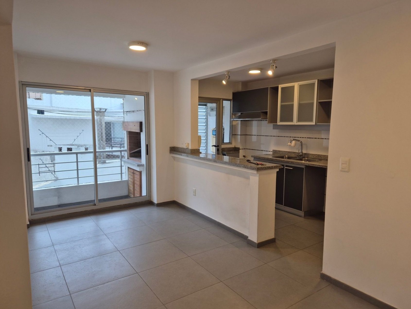 Apartamento en alquiler de 2 dormitorios 3 baños y garaje en Malvín
