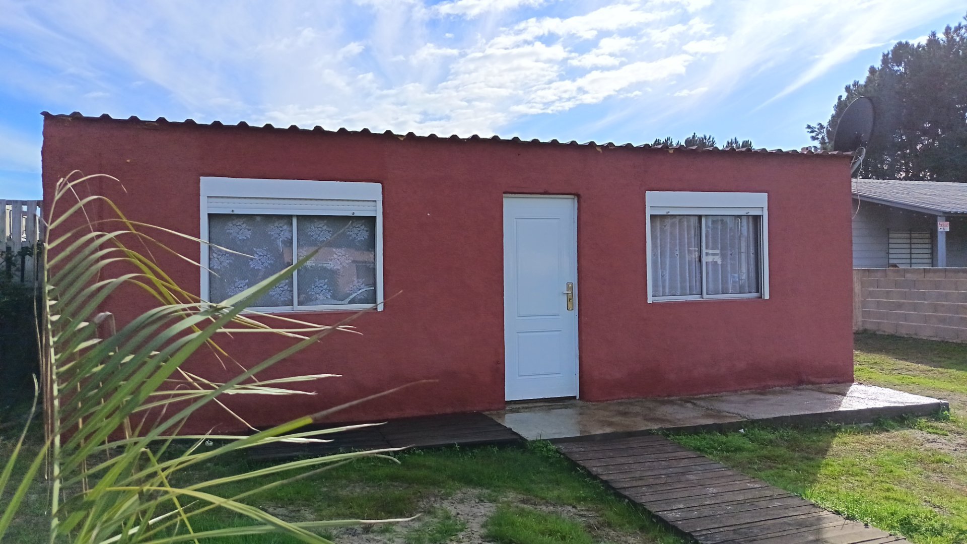 ALQUILER | Casa en Las Toscas. 1 dormitorio. 1 baño. Jardín al frente. · Foto 1
