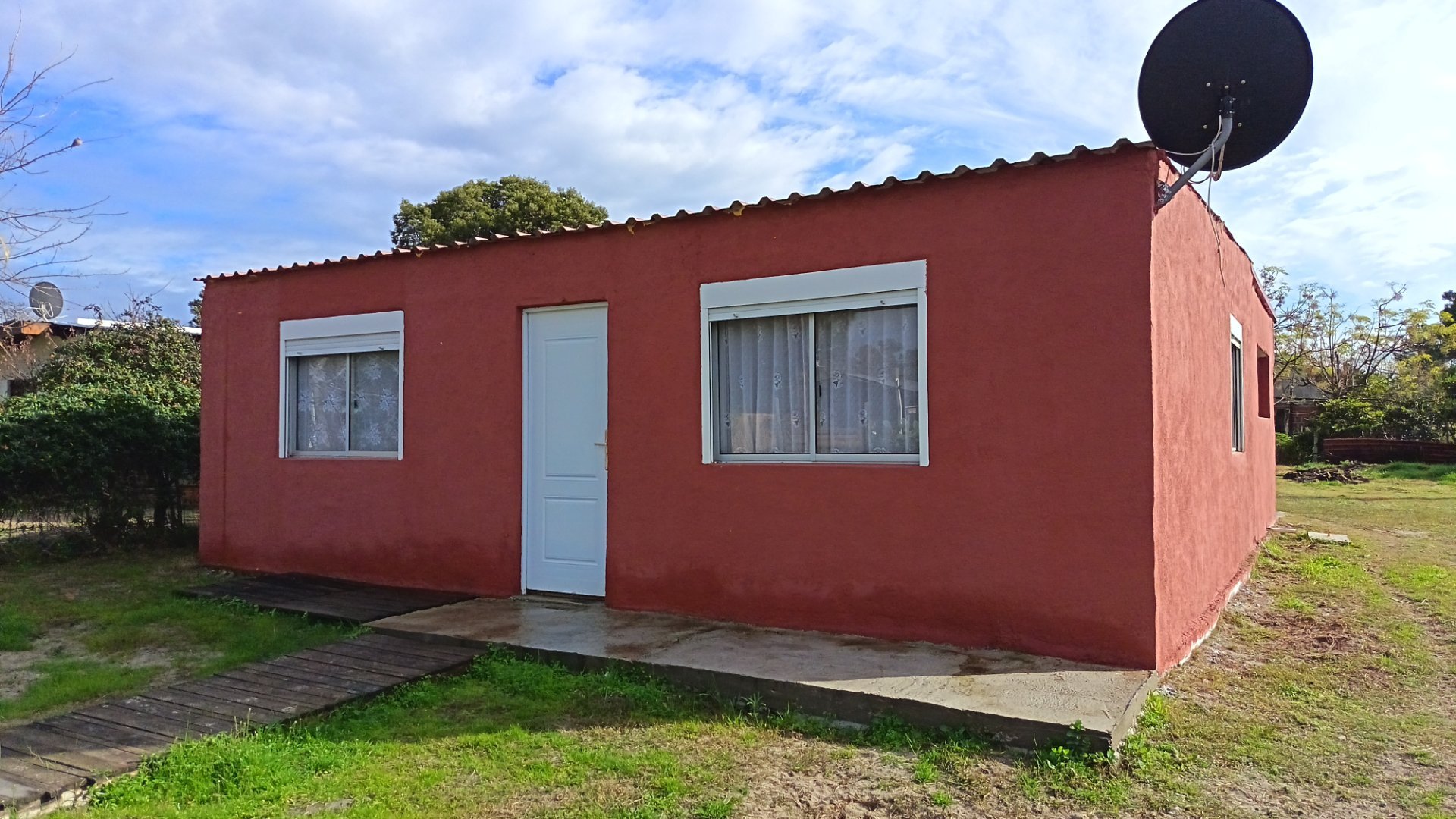 ALQUILER | Casa en Las Toscas. 1 dormitorio. 1 baño. Jardín al frente. · Foto 2