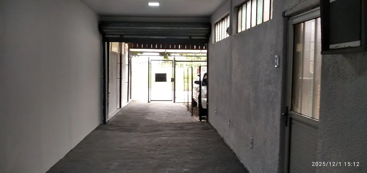 ALQUILER //Amplio local comercial de 120 m² en Avenida Islas Canarias, Montevideo