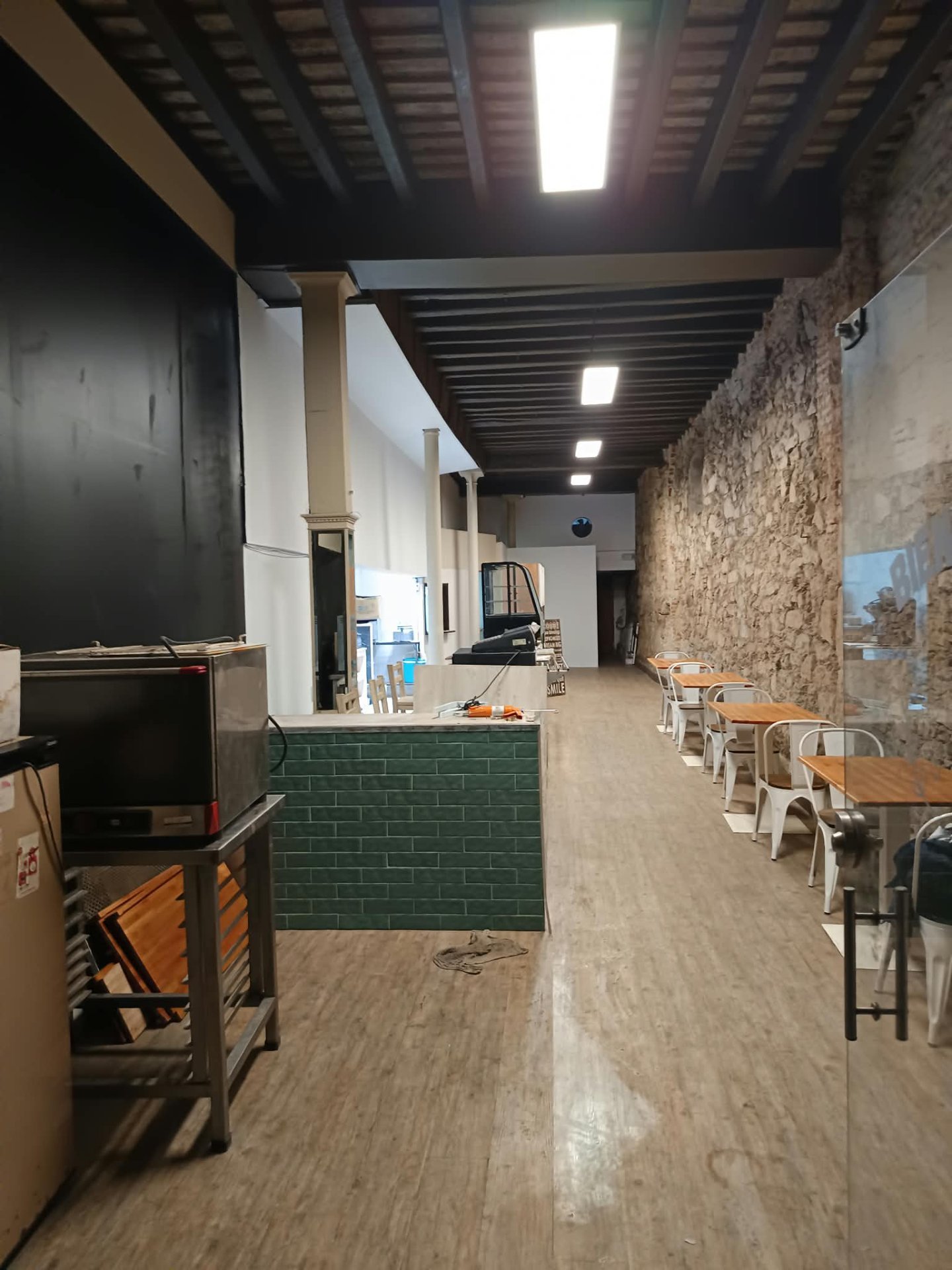 Alquiler Excelente Local Comercial 200 m² Ciudad Vieja · Foto 1