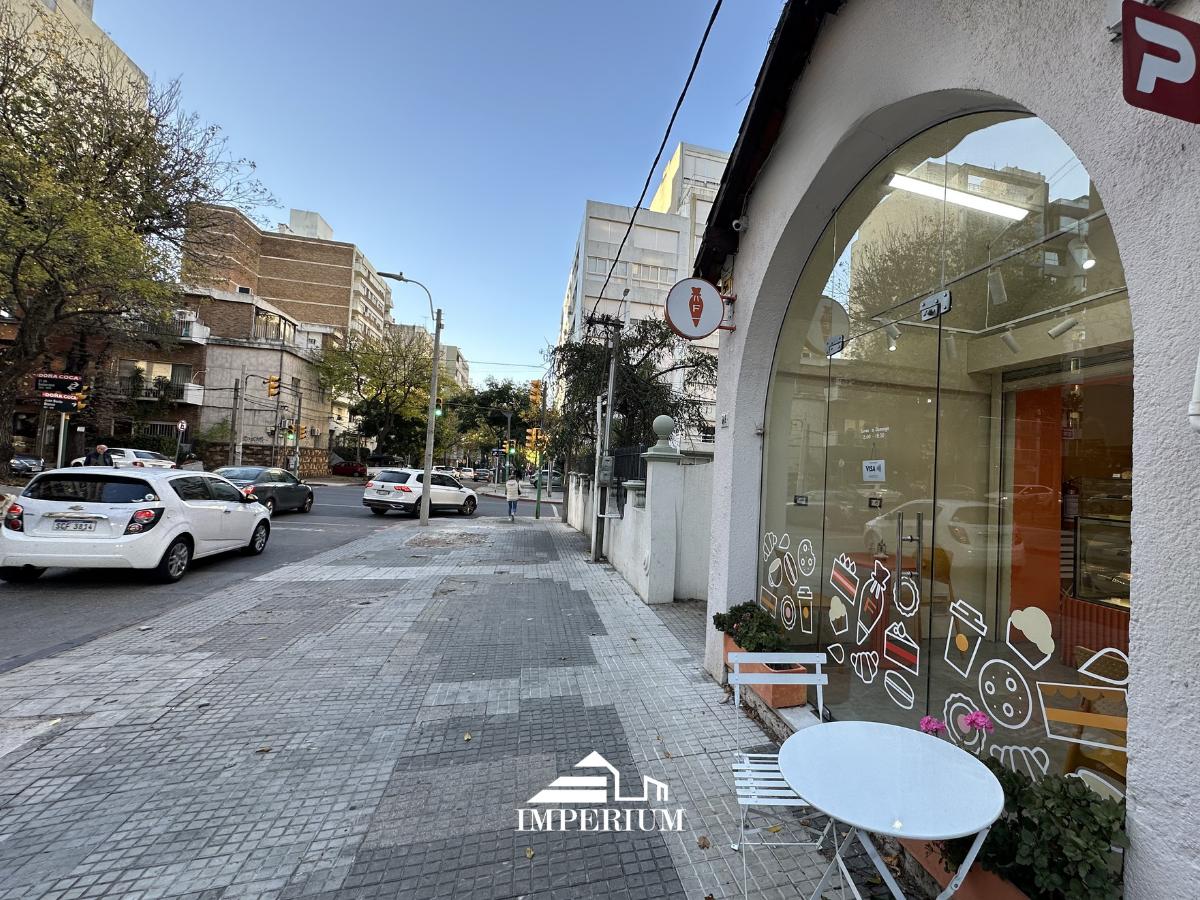 ALQUILER LOCAL + VENTA EQUIPAMIENTO  PUNTA CARRETAS  30 M²