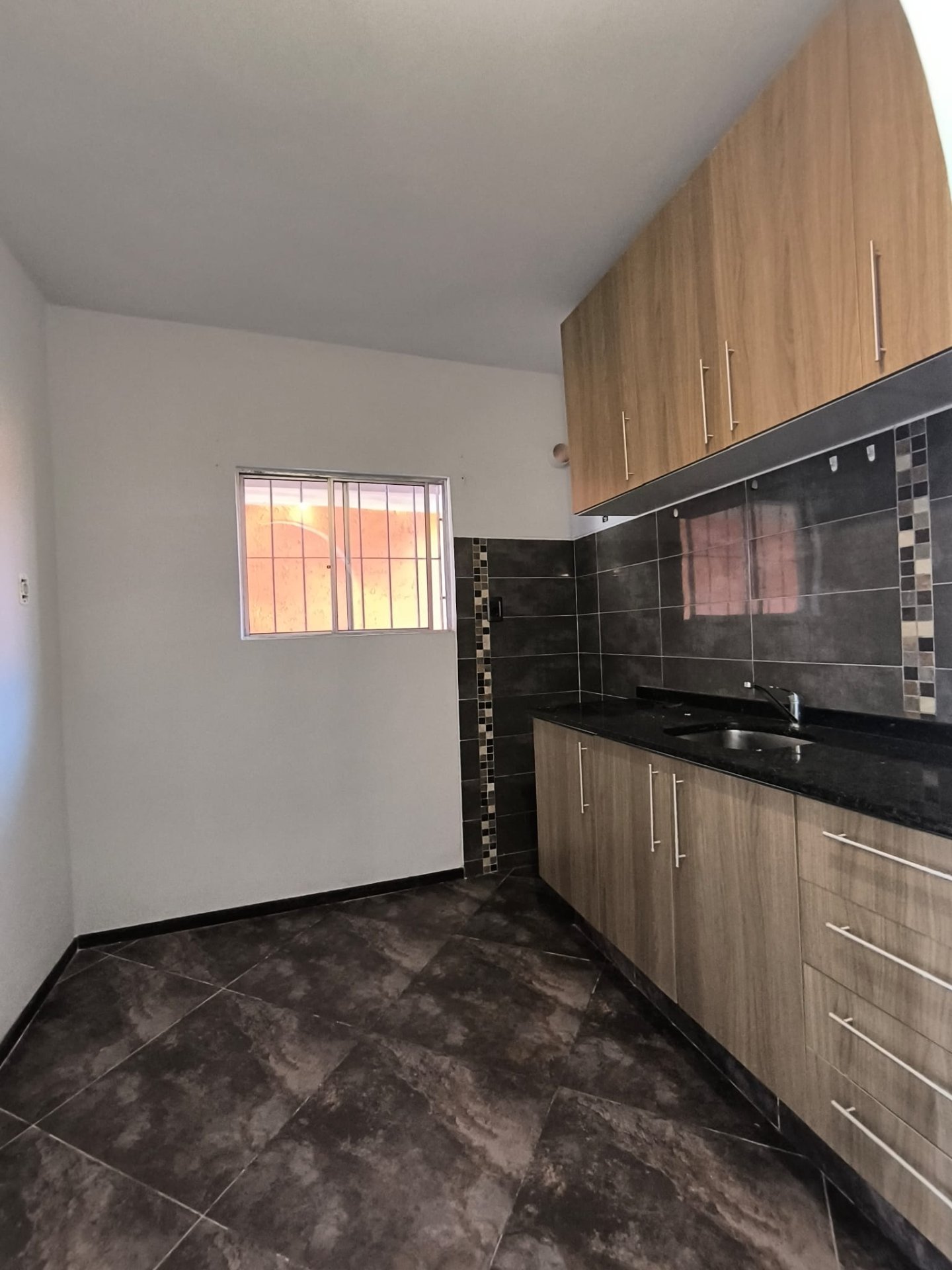 ALQUILER CASA DE 1 DORMITORIO Y FRENTE · Foto 4