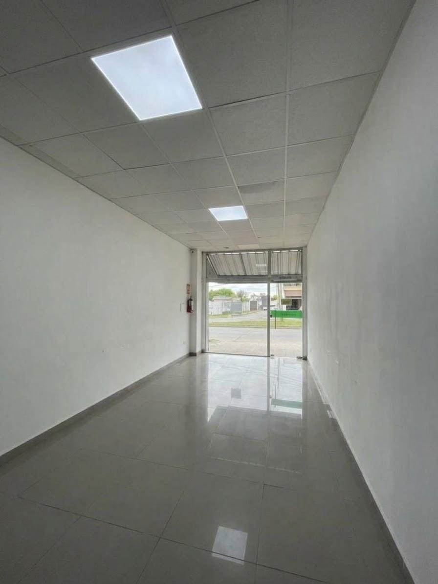ALQUILER LOCAL COMERCIAL EN PANDO · Foto 3
