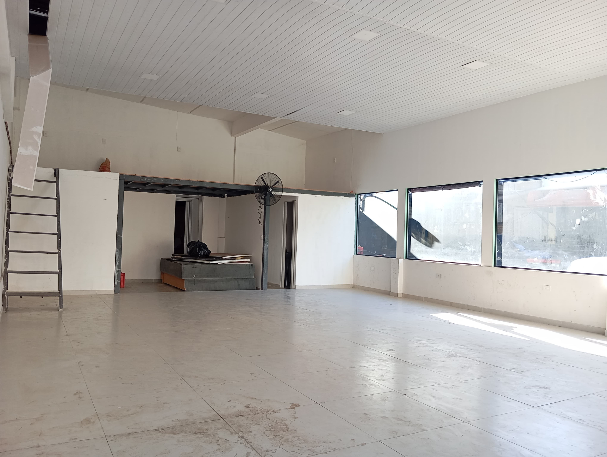 EN ALQUILER SALÓN COMERCIAL EN FERNANDO DE LA MORA - ZONA SUR — foto 2