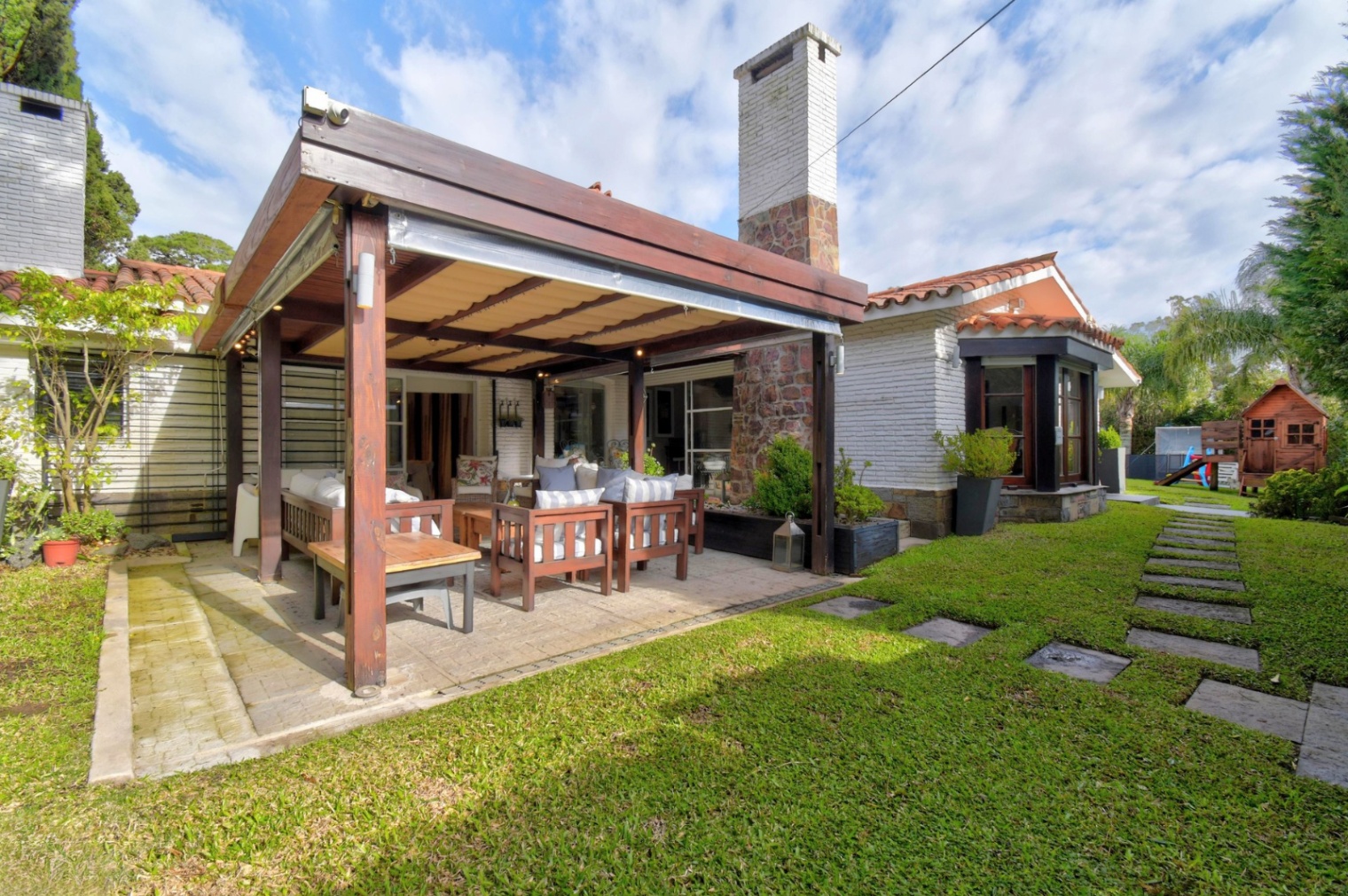 Casa en venta c/ cochera en Playa Mansa