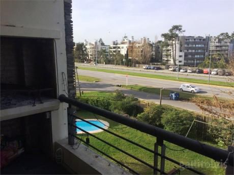 Luminoso Apto Con Garaje Incluido A Pasos De Parque Miramar