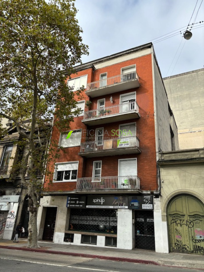 Oficina Sosa - Mercedes y Rondeau ampllio apartamneto de 3 dormitorios y 2 baños al frente con balcon