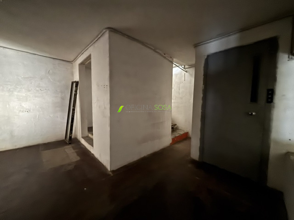 Oficina Sosa - Nueva York y Gaboto local en tres niveles de 340mts2 totales, entrada de camión chico, monta carga · Foto 11