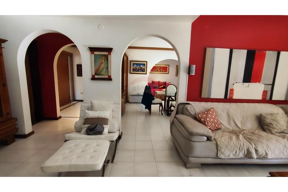 VENDO IMPONENTE CASA EN LOS LAURELES ZONA RESIDENCIAL — foto 3