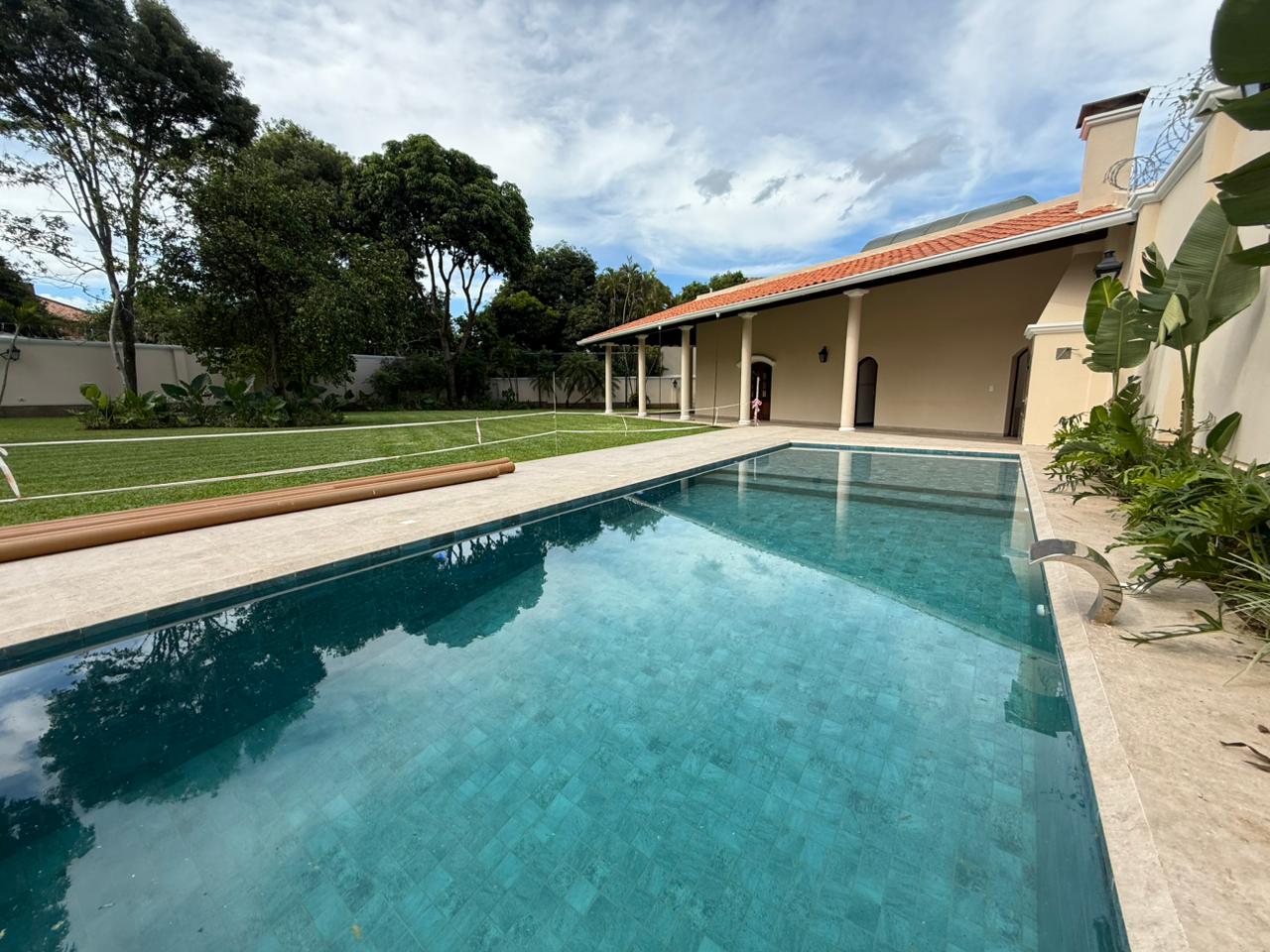 IMPONENTE RESIDENCIA CON PISCINA Y AMPLIO PATIO EN ALQUILER B. YCUA SATI — foto 2