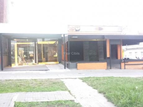 Dos Locales, Uno Esquina, Con Gran Retiro. Uno Est