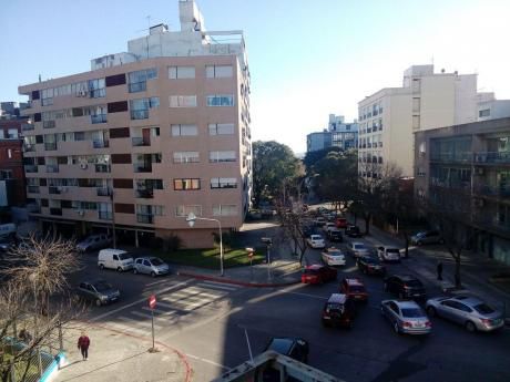 A Pasos De Bulevar Artigas Y Garibaldi.