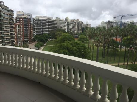 Edificio Emblemático, La Mejor Ubicación Frente Al Parque Villa Biarritz.