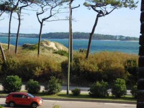 Apartamentos En Playa Mansa: Emp2994a