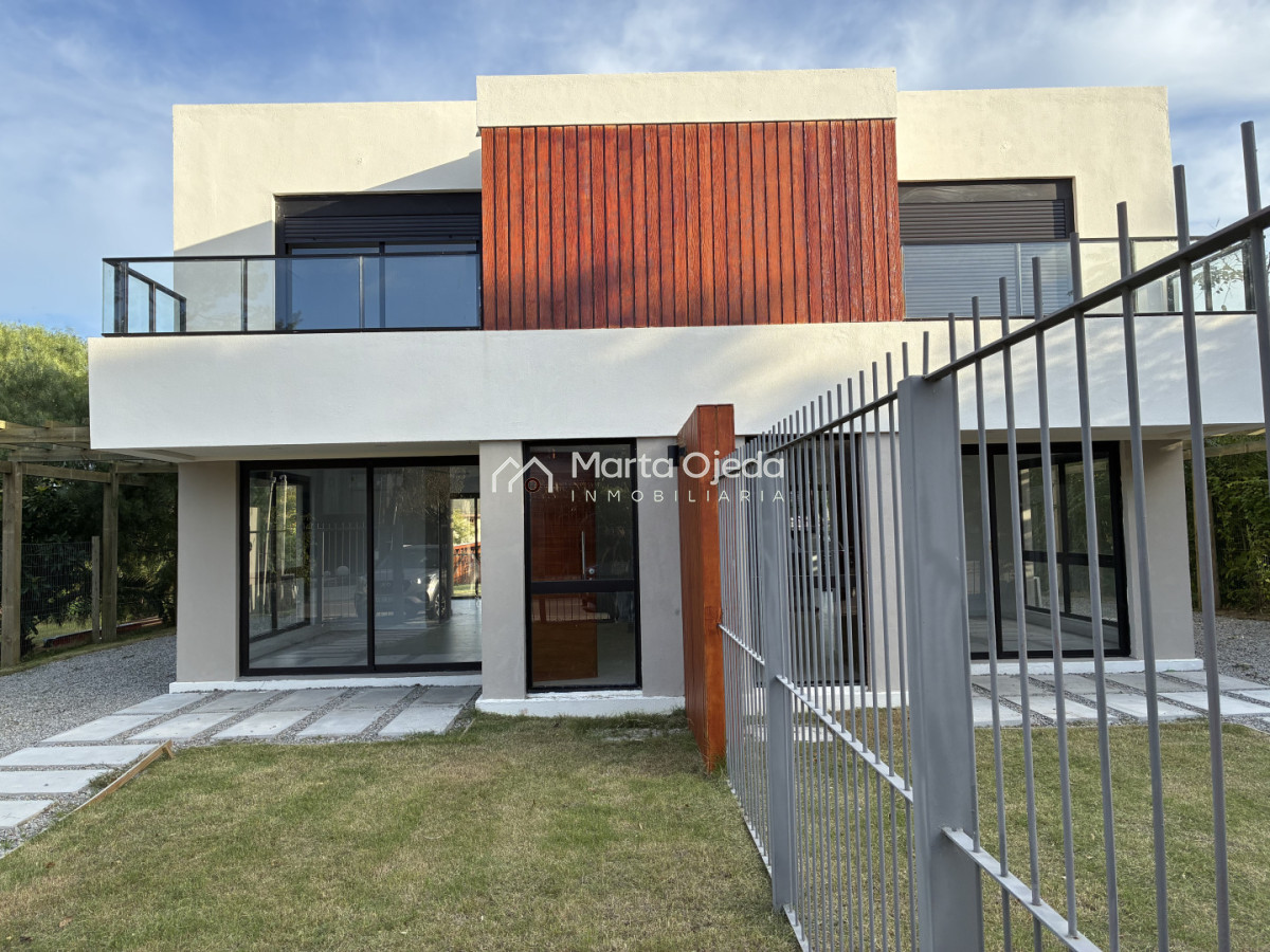 ¡MUDATE YA! Casa a estrenar de buena construcción y finas terminaciones