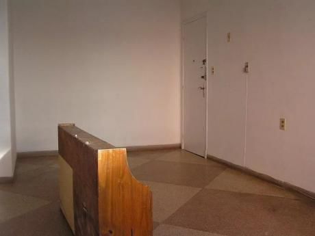La Blanqueada. 1 Dor. 50mts2. Primero Piso Al Frente. Muy Luminoso. Gc Bajos.