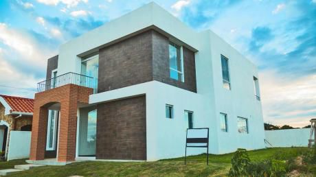 Hermosa, Amplia Y Moderna Casa En El Urubó