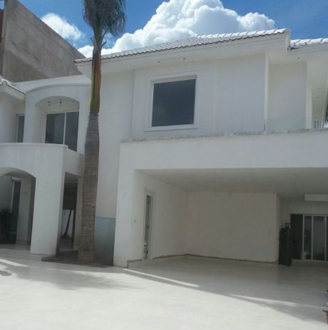 Hermosa Casa De 2 Plantas En Las Palmas