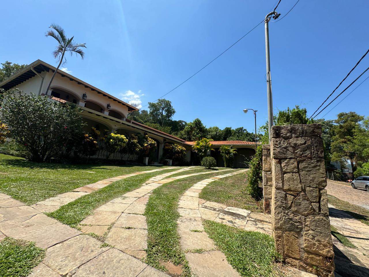 Vendo Casa de Lujo en San Bernardino | 3.250 m² de Terreno | USD 550.000 — foto 2