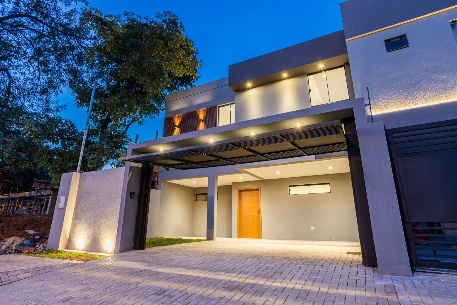 VENTA DE CASA TIPO DUPLEX A ESTRENAR ZONA PLAZA MADERO LUQUE — foto 2