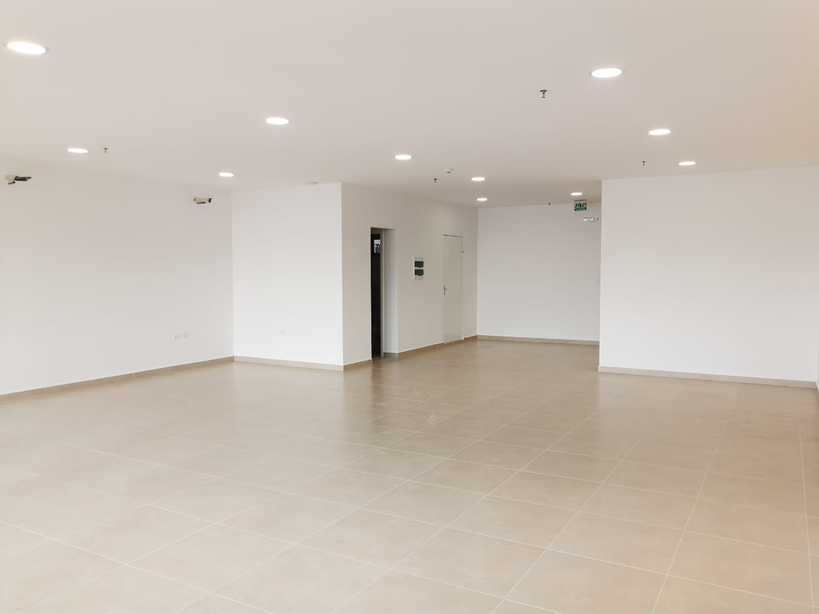 GRAN OFICINA CON COCHERA EN ELEGANTE EDIFICIO — foto 2