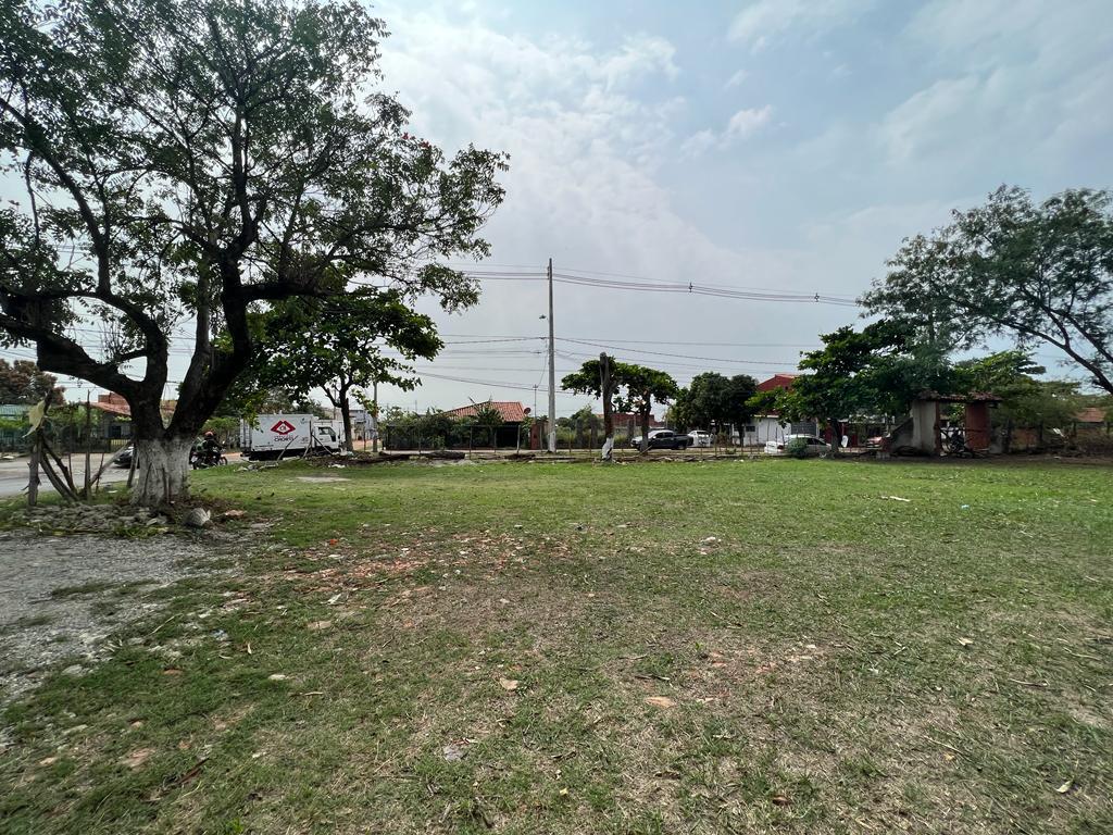 Alquilo amplio terreno, al costado del Shopping  M.R.A — foto 3