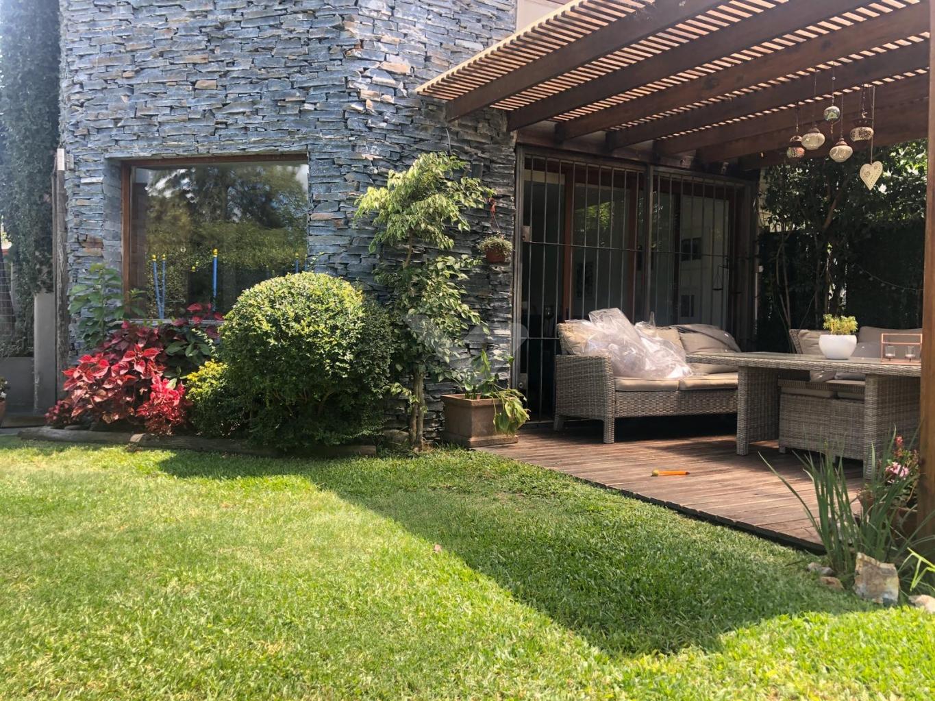 Muy Linda Casa Con Jardín,de 3 Dormitorios. Ref. #U974F - InfoCasas.com.uy