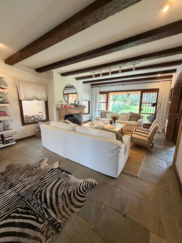 Casa en Venta y alquiler en Jardines de Carrasco. 3 dormitorios en suite. Escritorio. Servicio compl