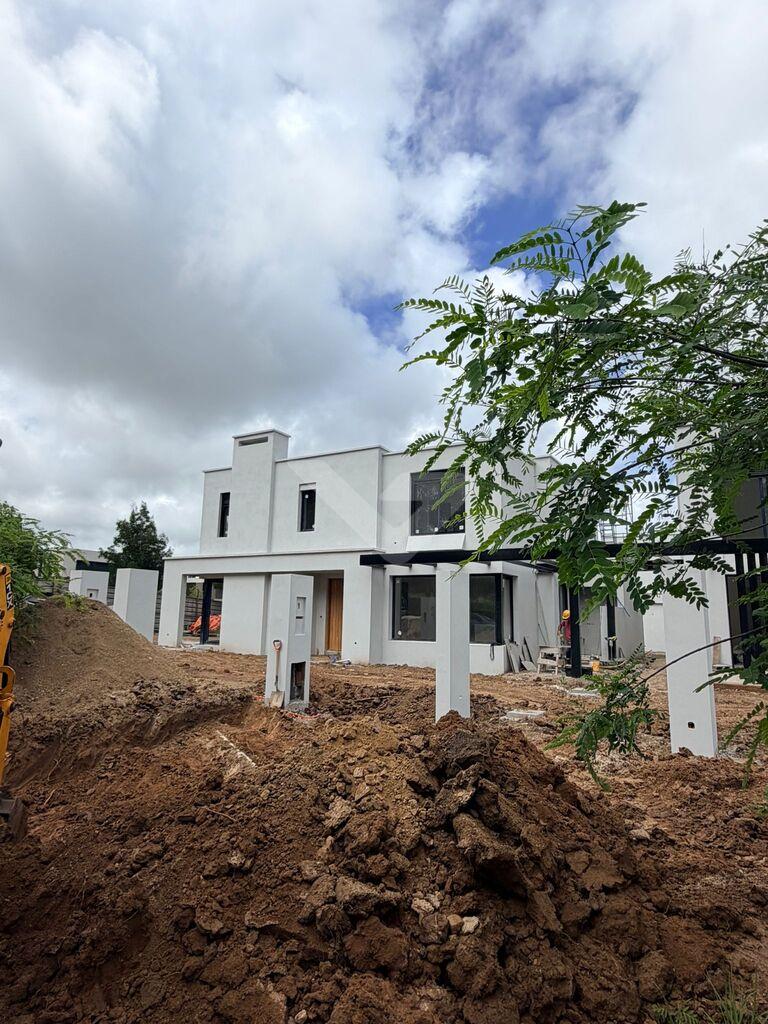 Alquiler casa Housing en barrio Parques. 3 dormitorios. Seguridad, Garage