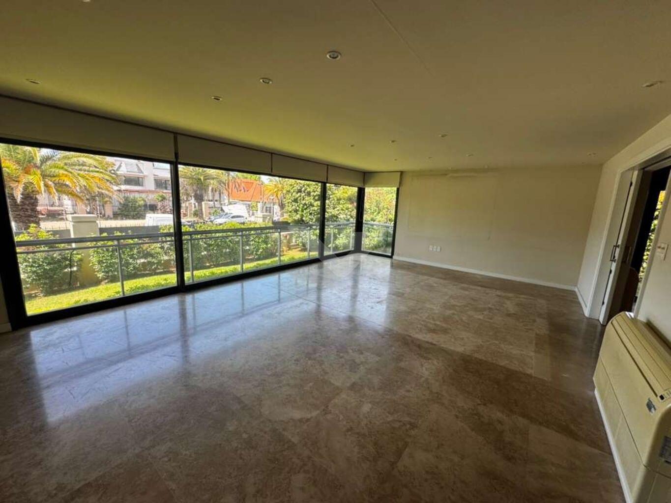 Venta y alquiler Apartamento Carrasco SUR 3 dormitorios y servicio. jardin. garage