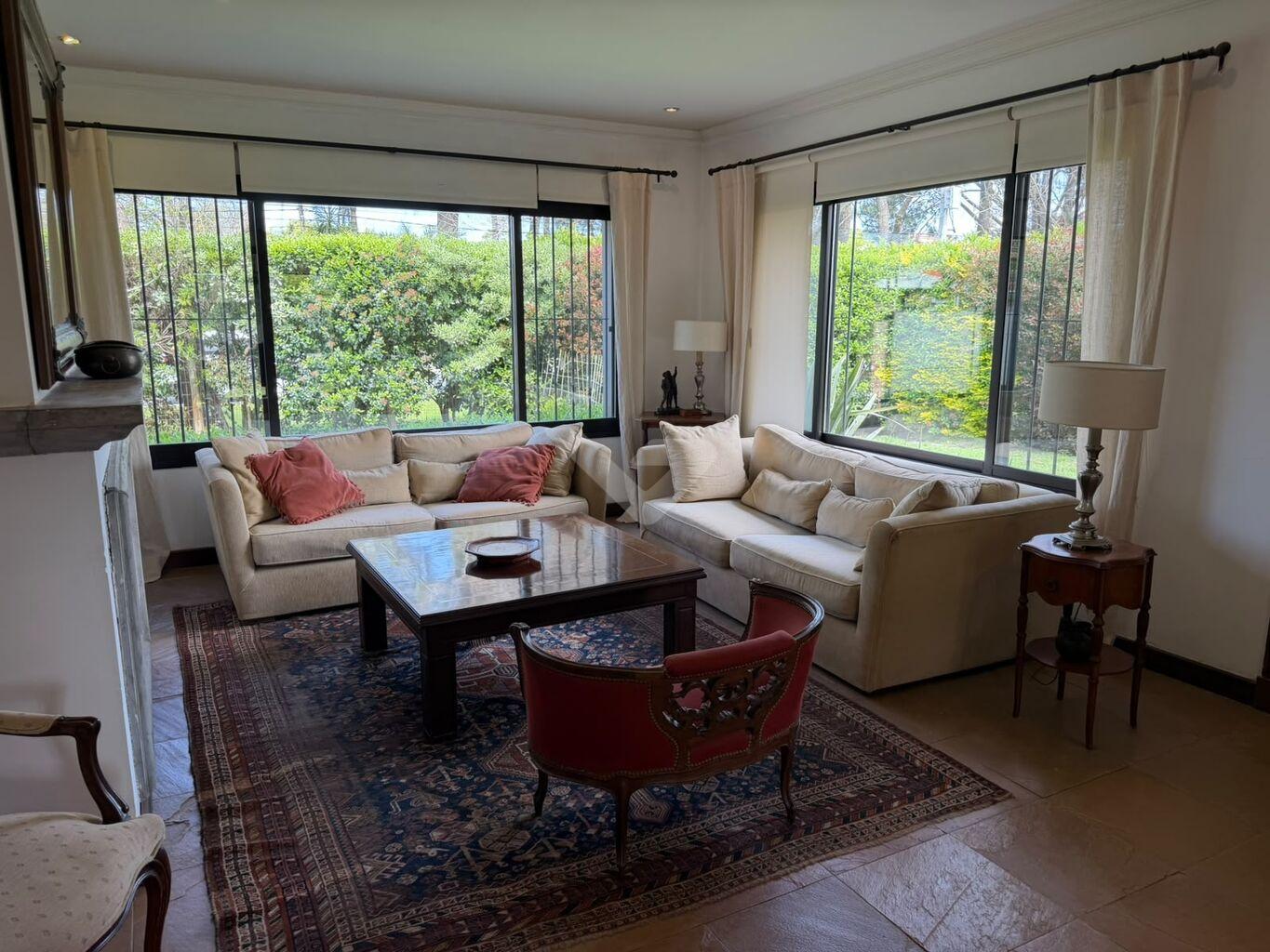 Casa en alquiler en Jardines de Carrasco