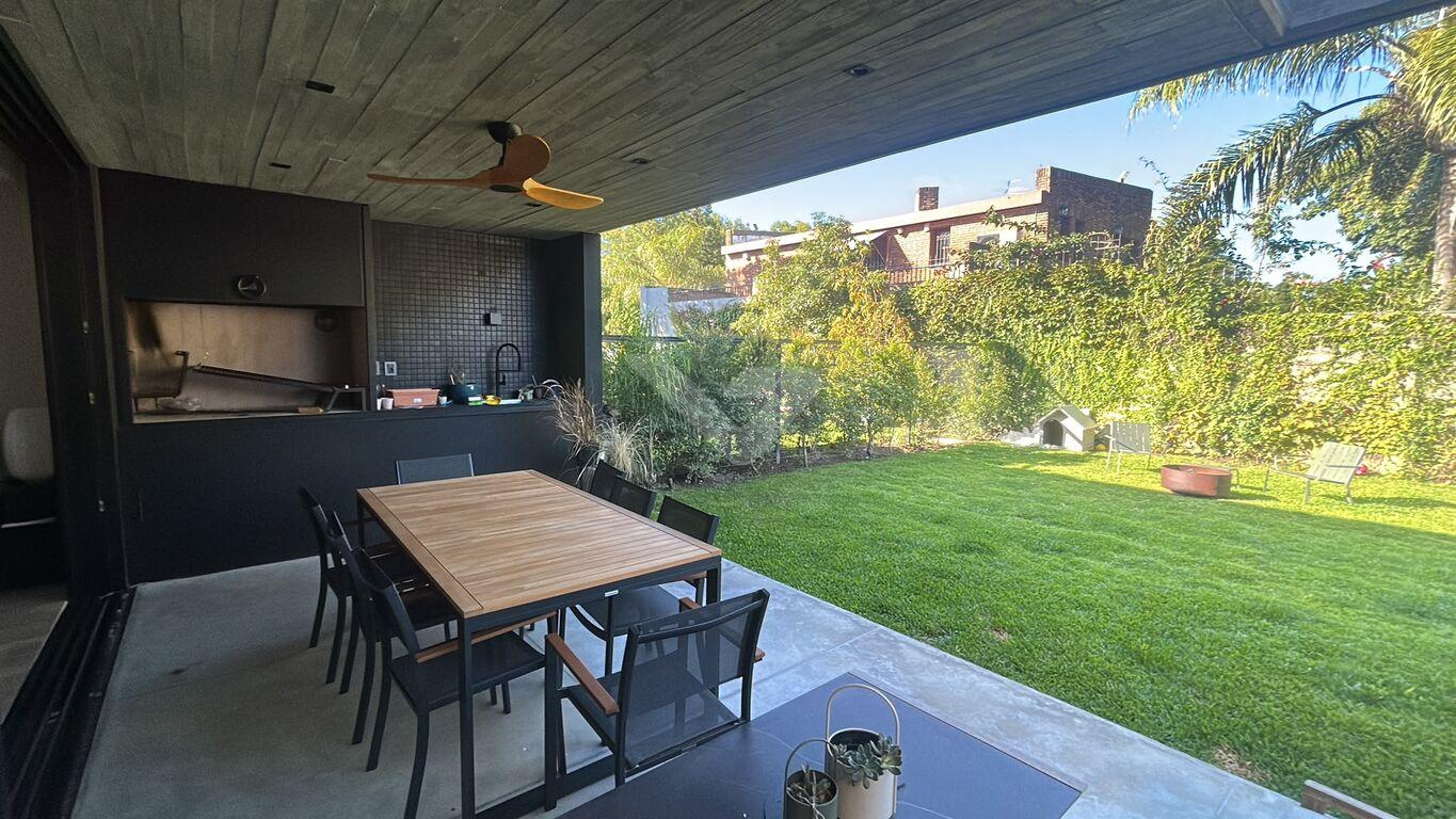 Venta casa en housing en Carrasco Sur. 3 dormitorios. Seguridad. Cochera