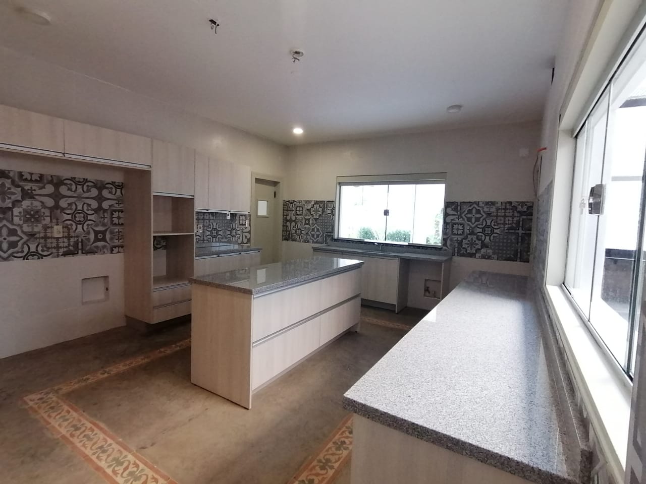 Alquilo Amplia Residencia de Estilo Mediterránea! Barrio Mburicao. — foto 2