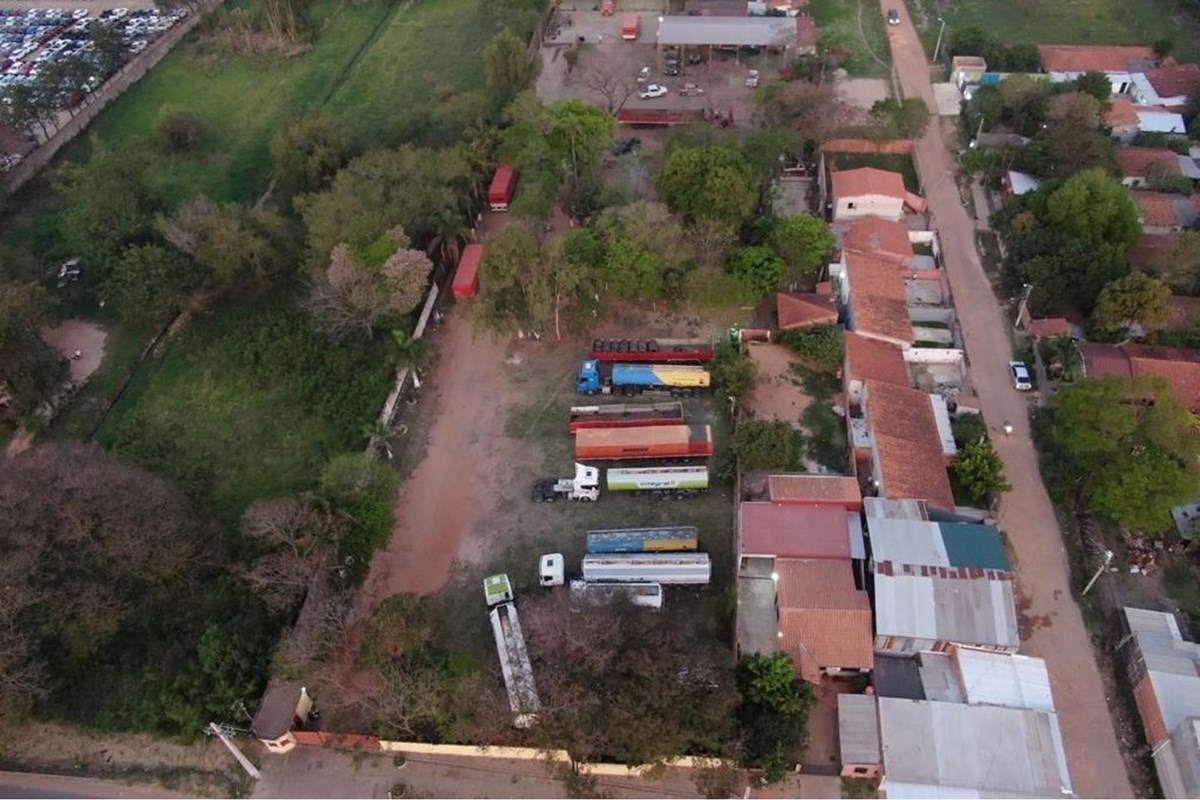 Propiedad Industrial y Comercial con Amplio Terreno en M.R.A — foto 2