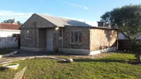 Salinas, Casa Con Apto. Al Norte De Ruta