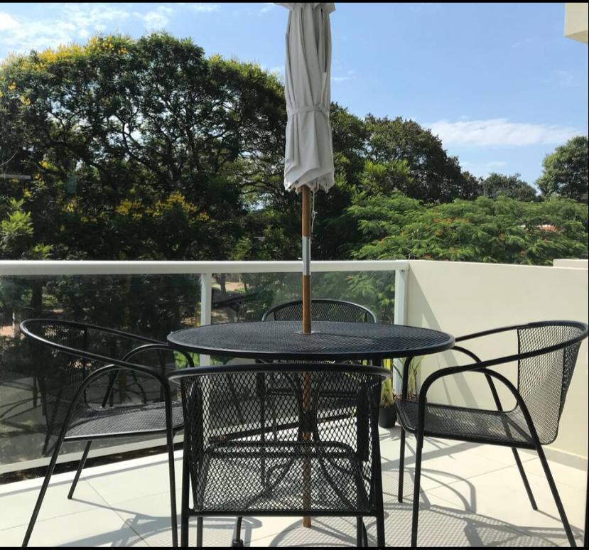 Vendo Dpto de un Dormitorio, con Dos Cocheras zona Aviadores Barrio Madame Lynch — foto 2