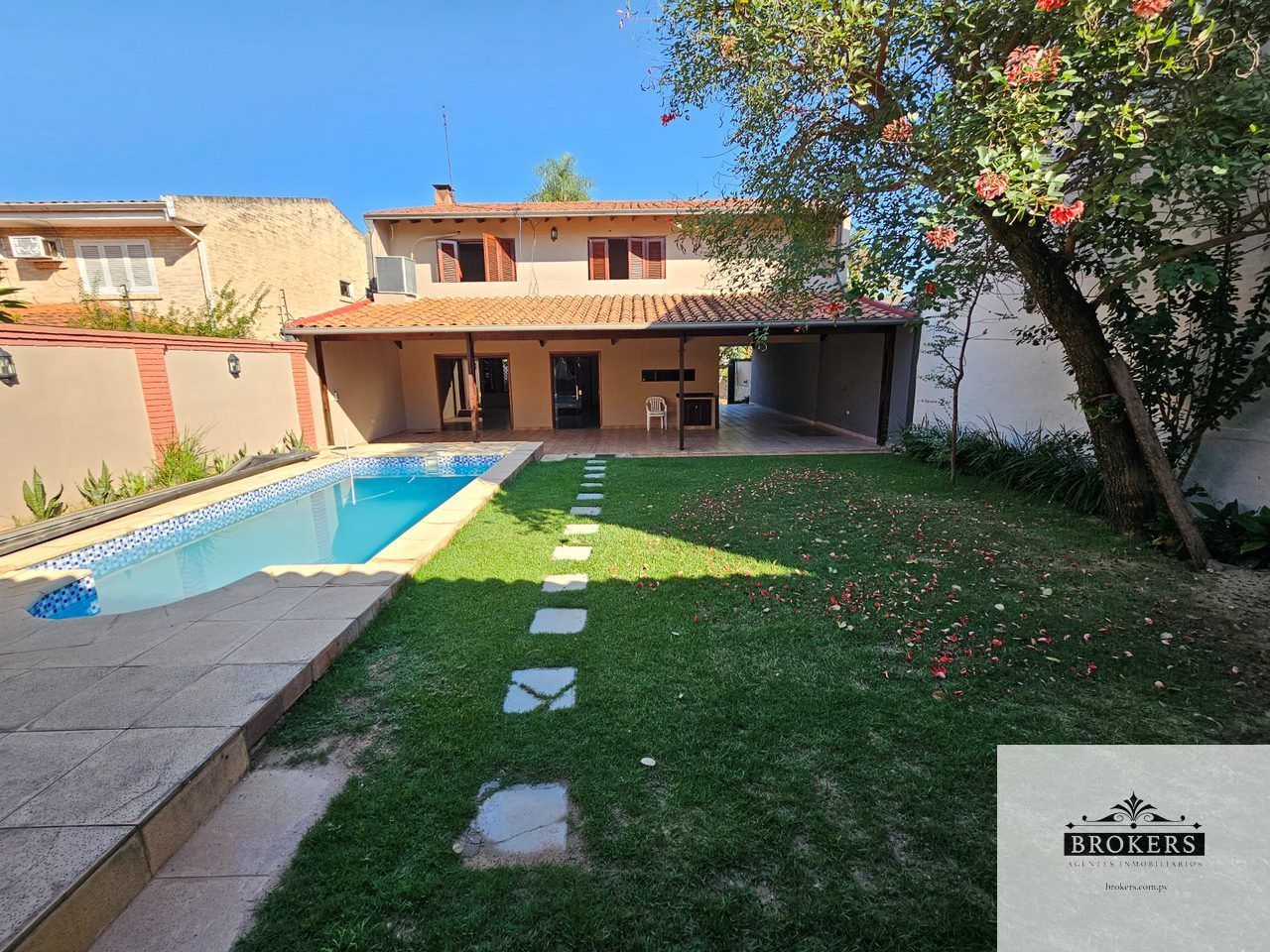 Alquilo Casa De 4 Dormitorios Con Patio y Piscina En Barrio Kennedy De Lambare