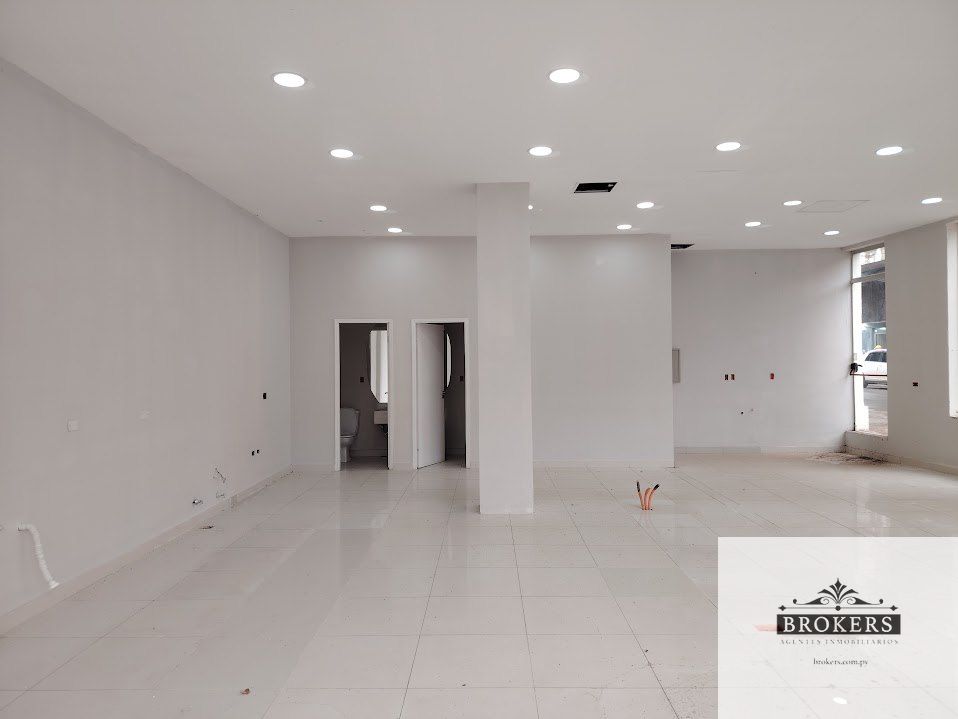 Alquilo Amplio Local Comercial 100 m2 en esquina  Zona Shopping Mariscal Lopez — foto 3