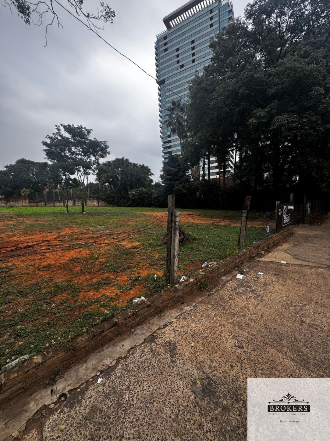 Vendo Terreno De 4.800 m2 Sobre la Avda. Santa Teresa en Zona Paseo La Galeria — foto 2