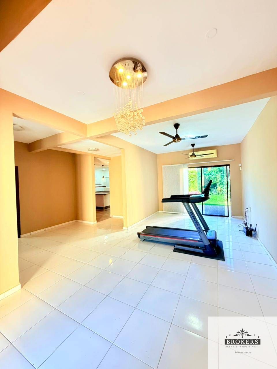 Vendo Amplia Casa De 3 Dormitorios En Luque Con Espacio Para 6 Vehículos — foto 3