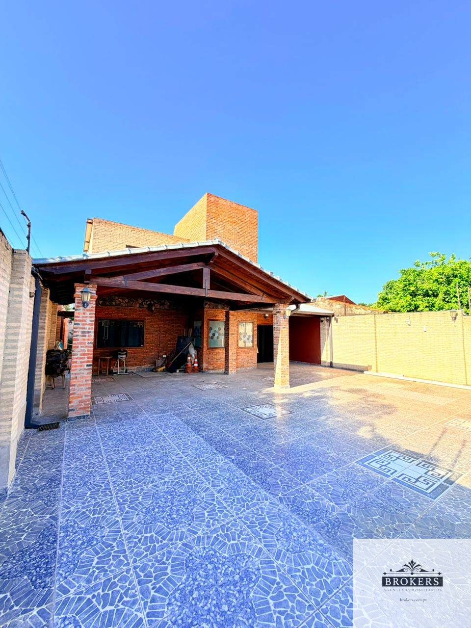 Vendo Amplia Casa De 3 Dormitorios En Luque Con Espacio Para 6 Vehículos — foto 2
