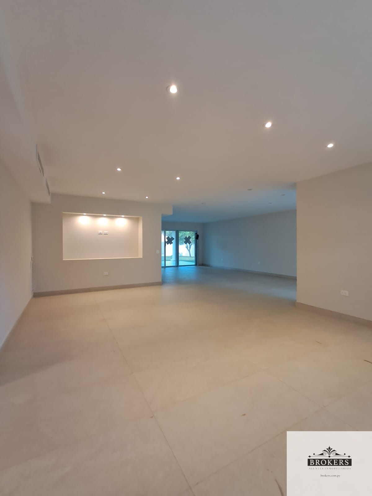 Alquilo Lujosa Residencia De 4 Suites Con Piscina En Mcal Estigarribia — foto 2