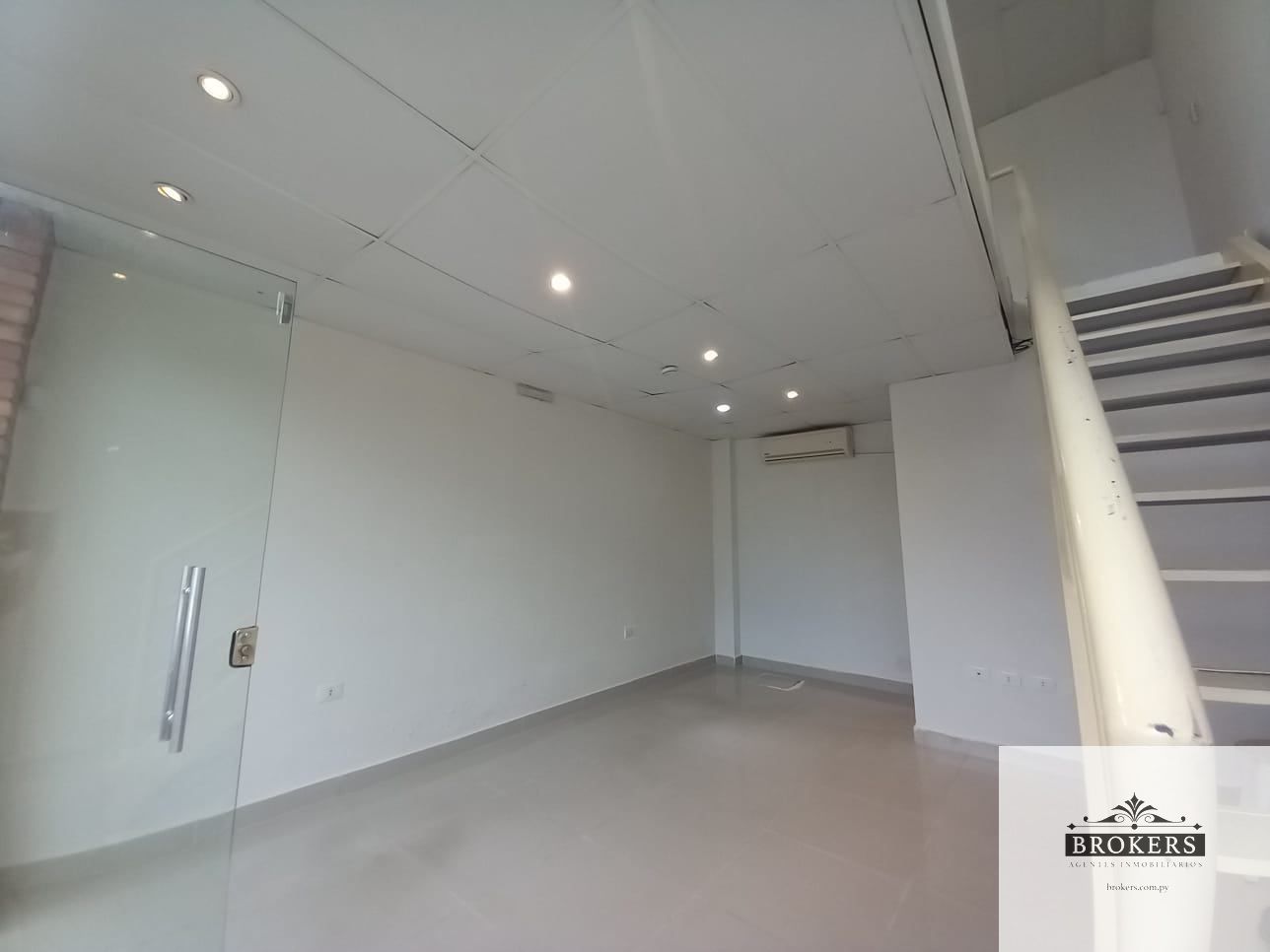 Local Comercial de 50M2 en alquiler ubicado en Ykua Sati — foto 3