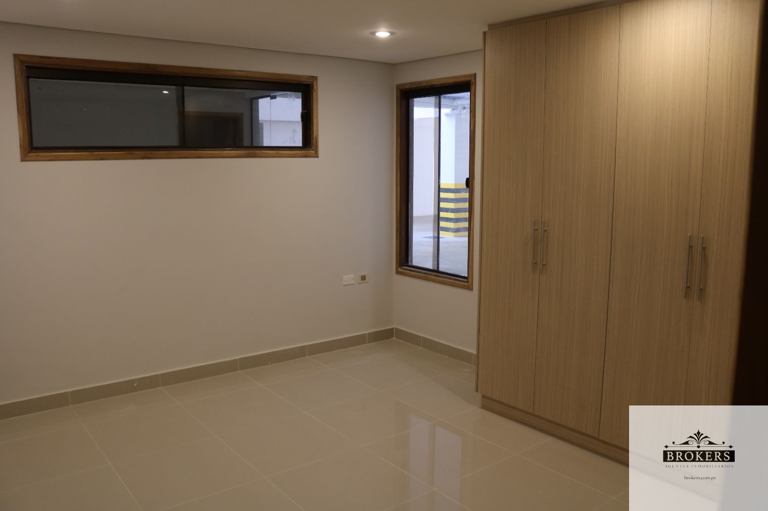 Departamento De Un Dormitorio en alquiler c/ cochera en Ykua Sati — foto 2