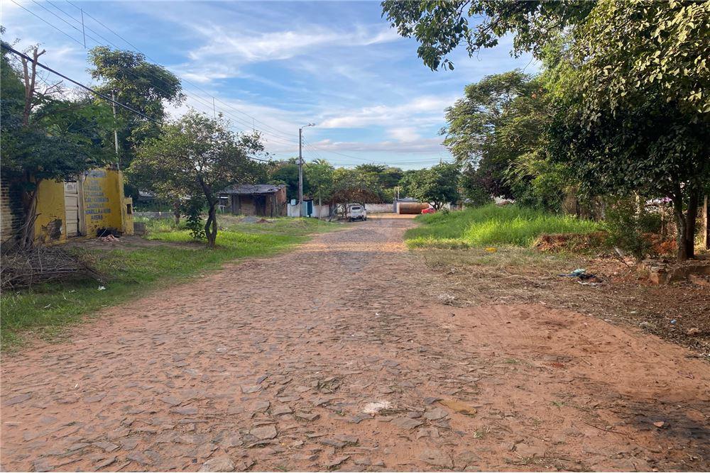 TERRENO A 150 METROS DEL PALACIO DE JUSTICIA LUQUE — foto 2