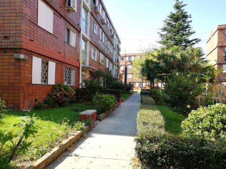 Apartamento A La Venta De 2 Dormitorios En Complejo Zapicán