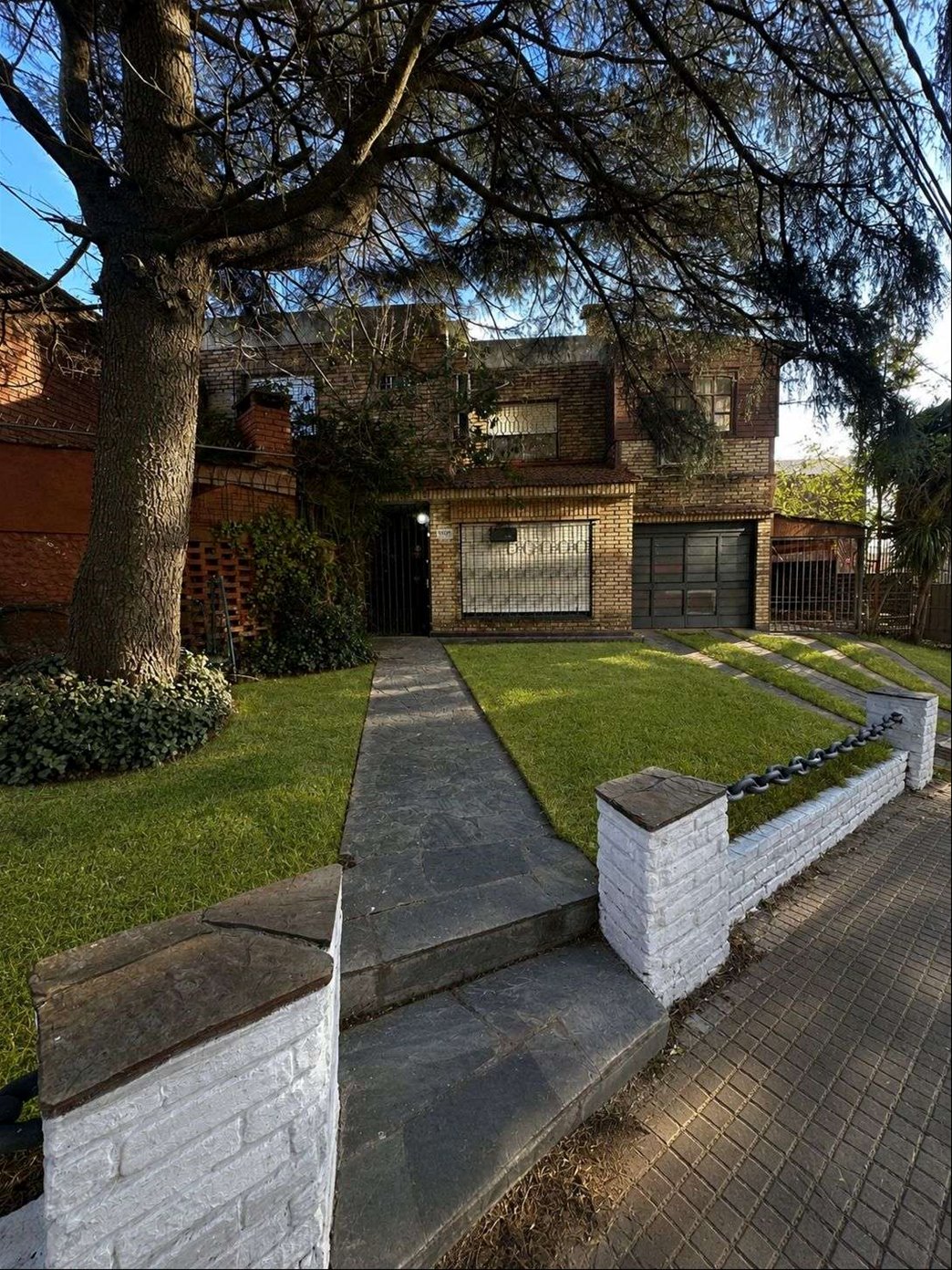 Alquiler Casa 3 Dormitorios, 3 baños, Garaje, patio con parrillero en Malvín Sur